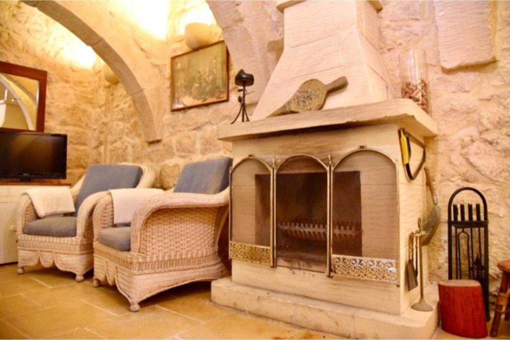 Posezení v ubytování Ta'Martin Farmhouse Xewkija Gozo