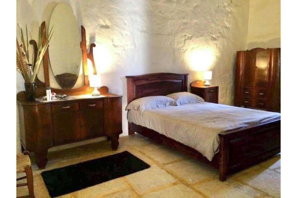 Postel nebo postele na pokoji v ubytování Ta'Martin Farmhouse Xewkija Gozo