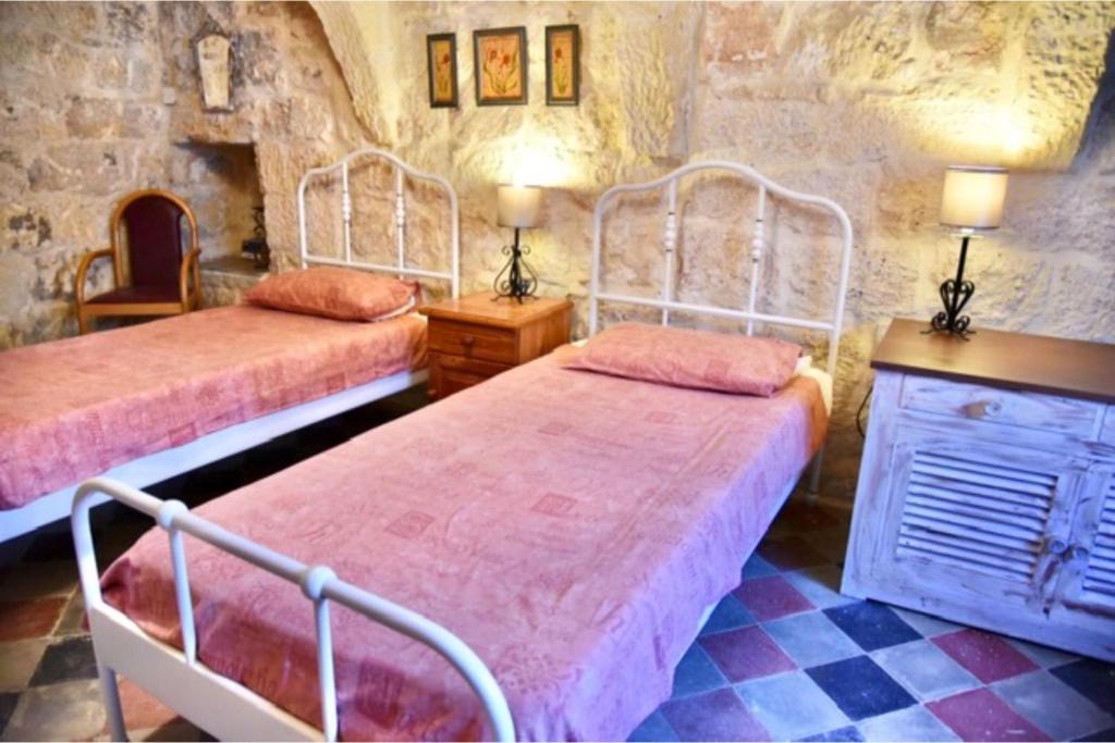 Postel nebo postele na pokoji v ubytování Ta'Martin Farmhouse Xewkija Gozo