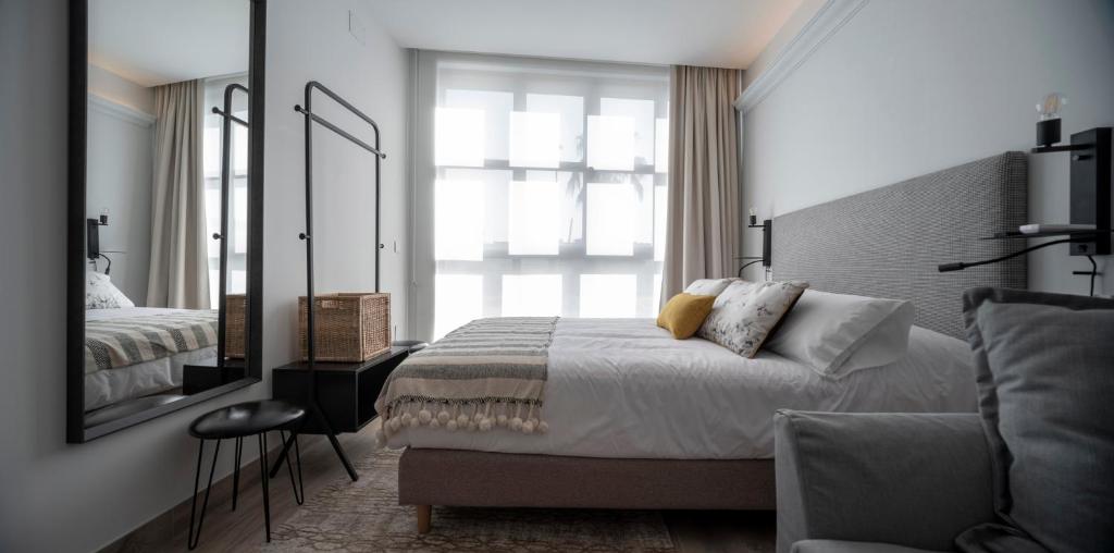 Posteľ alebo postele v izbe v ubytovaní Apartamentos Rosa Velázquez