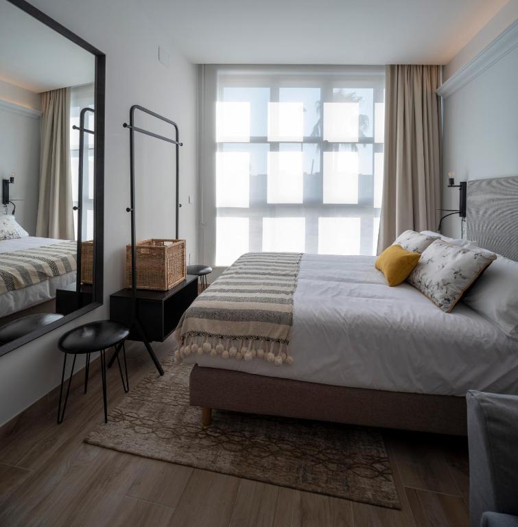 Posteľ alebo postele v izbe v ubytovaní Apartamentos Rosa Velázquez