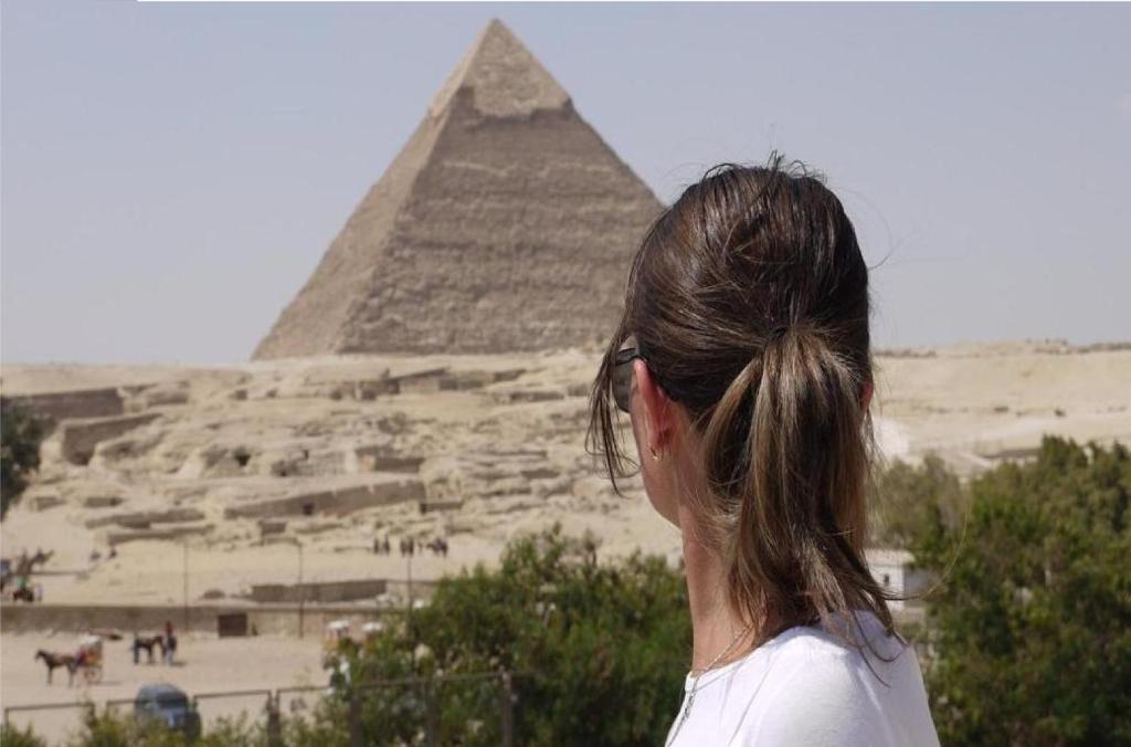kobieta stojąca przed piramidami w obiekcie Anubis kingdom Pyramids View w Kairze