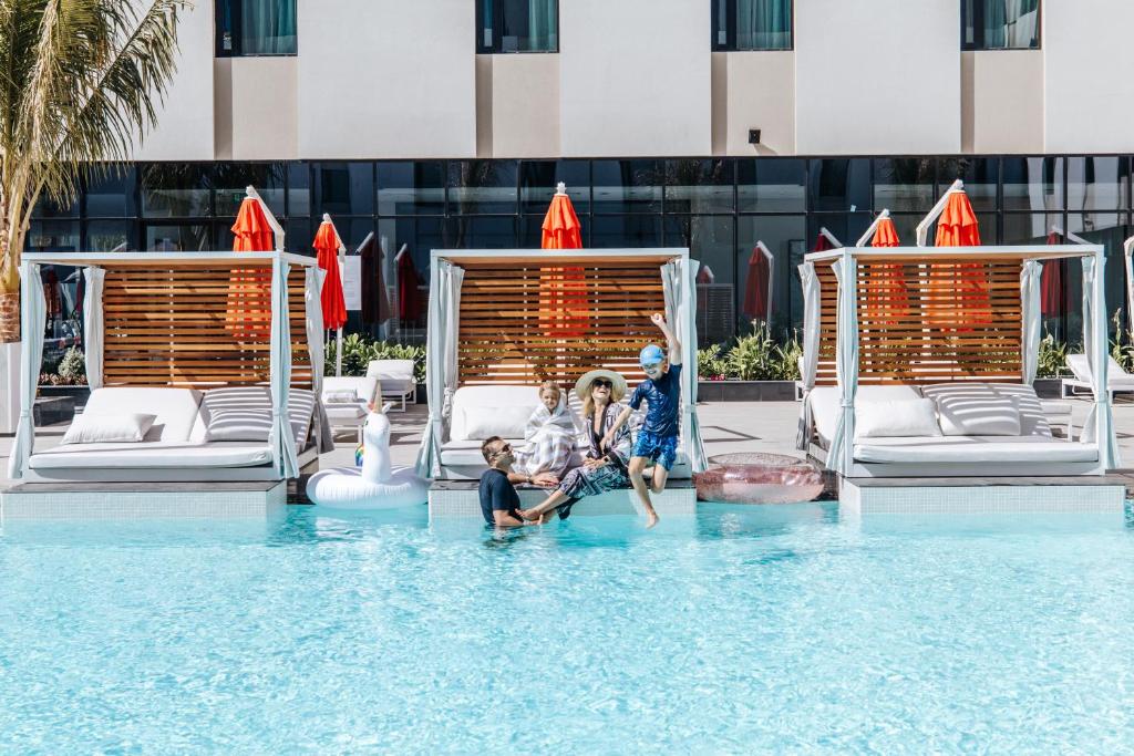 Bazén v ubytování Maani Muscat Hotel & Suites nebo v jeho okolí