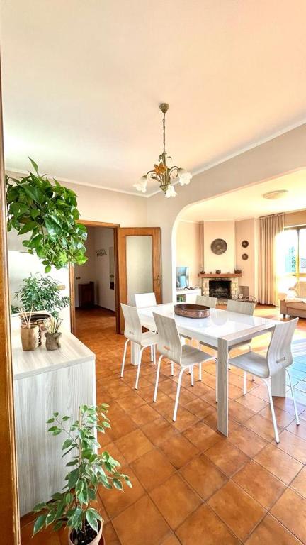 un soggiorno con tavolo e sedie bianchi di Beatrice Apartment Crocello a Montignoso