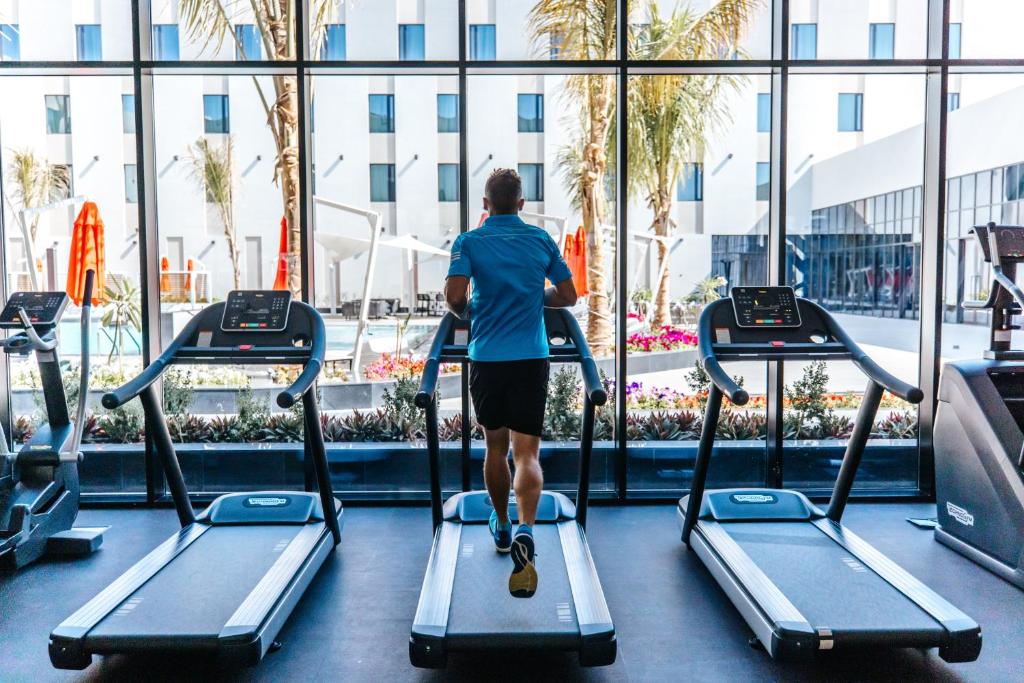 Fitness centrum a/nebo fitness zařízení v ubytování Maani Muscat Hotel & Suites