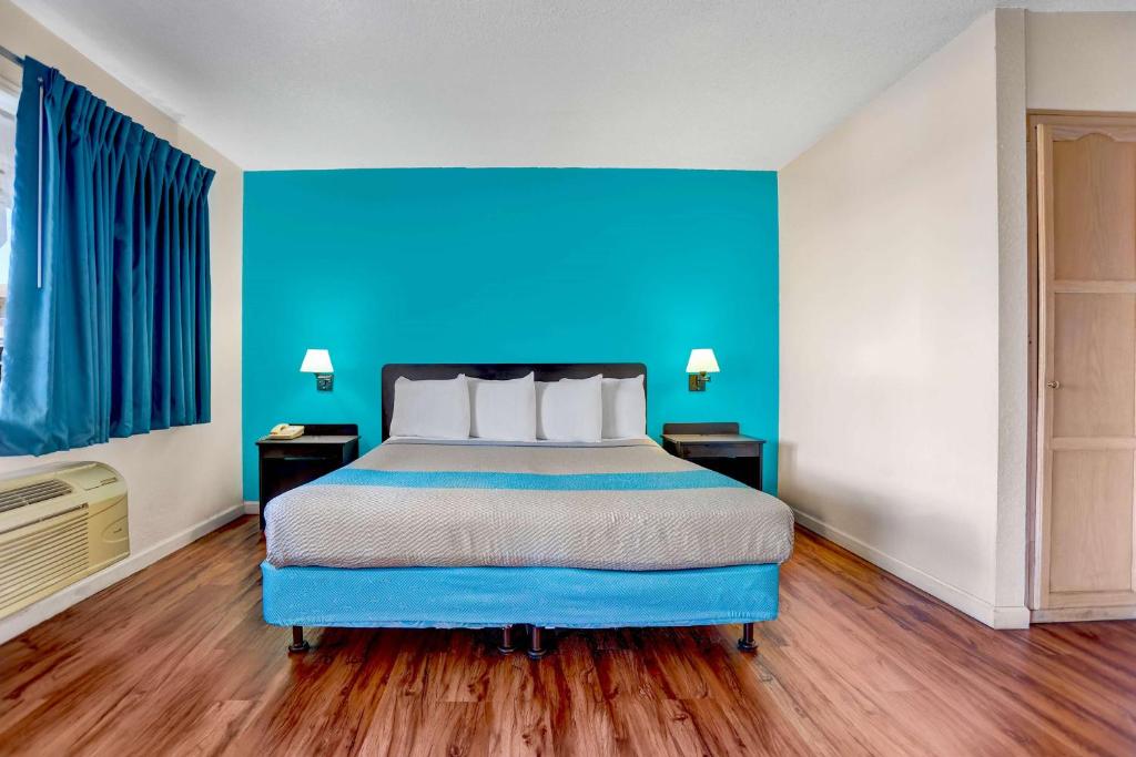 Motel 6-Fort Bragg, CA - King Room With Roll-In Shower - Disability Access