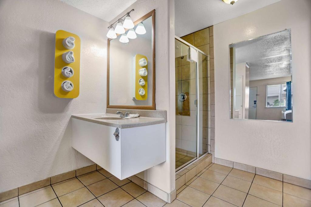 Motel 6-Fort Bragg, CA - King Room - No Fumadores