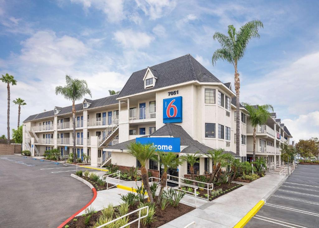 a hotel with a parking lot in front of it at Motel 6-Buena Park, CA - Knotts Berry Farm - Disneyland in Buena Park