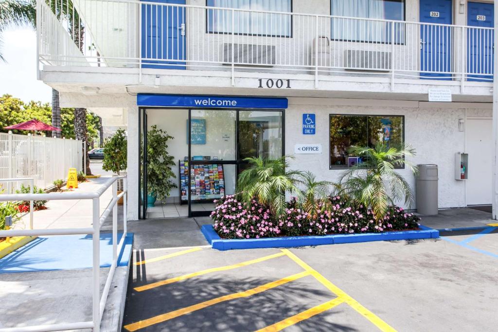 a store front of a building with flowers in a parking lot at Motel 6-Rosemead, CA - Los Angeles in Rosemead