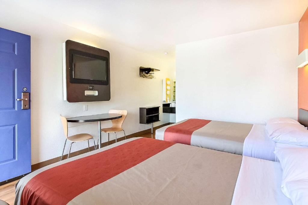 Una habitación de hotel con dos camas y un televisor. en Motel 6-Sunnyvale, CA - South, en Sunnyvale