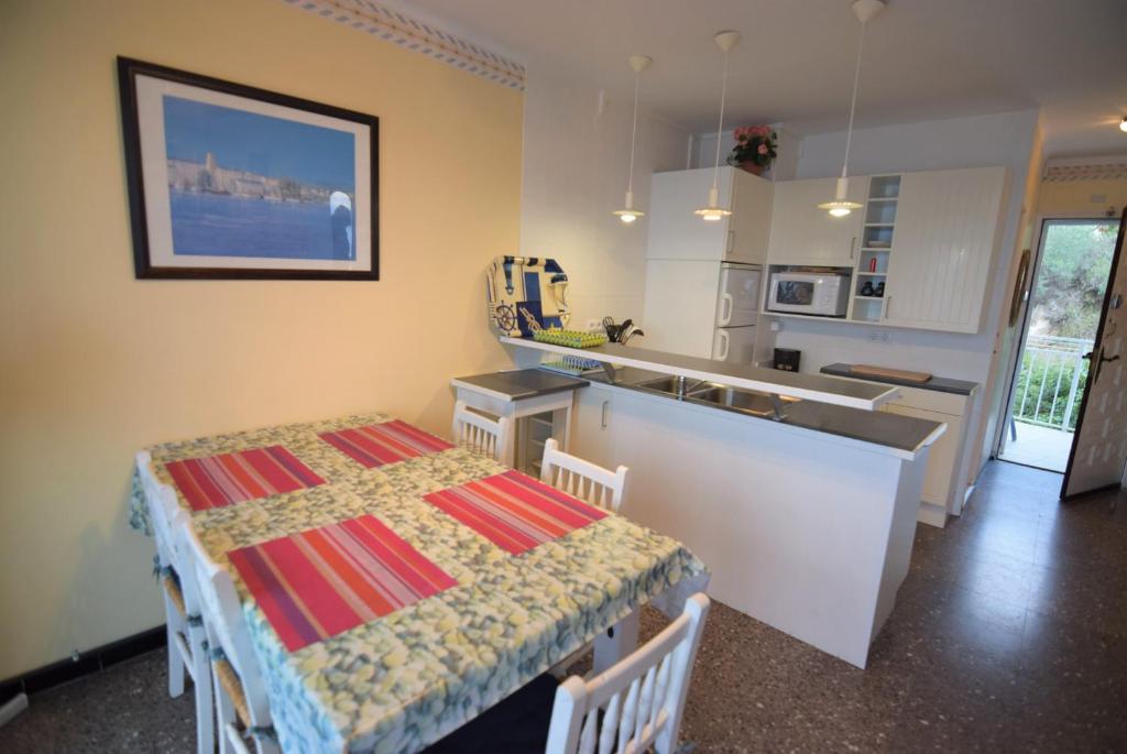 Kuchyňa alebo kuchynka v ubytovaní Apartamento con vista impresionante a la bahía de Roses-189