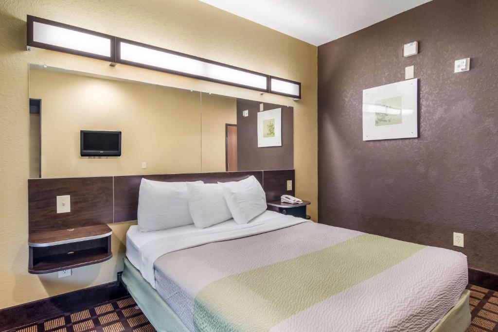 Motel 6-Canton, GA - Queen Room - Disability Access - Non-Smoking
