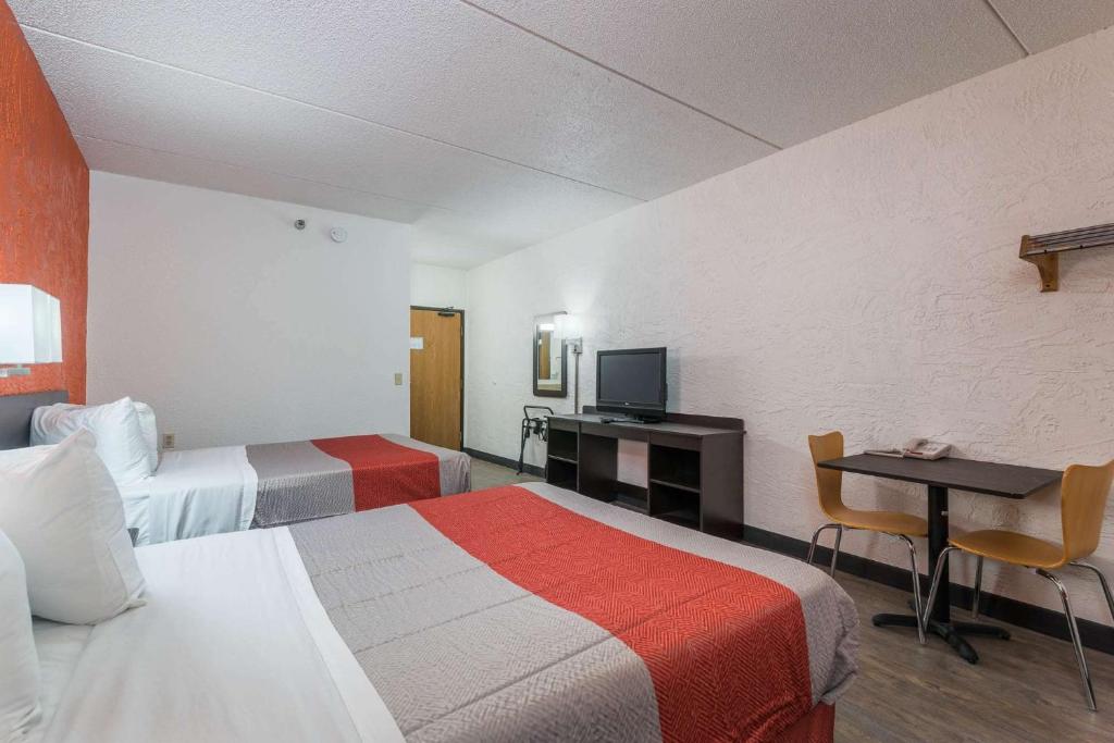 Motel 6-Bridgeview, IL - Premium Quadruple Room