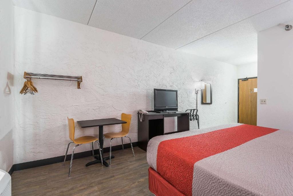Motel 6-Bridgeview, IL - Deluxe King Room - Non-Smoking