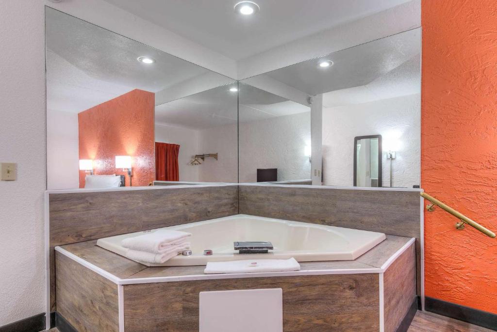 Motel 6-Bridgeview, IL - Queen Suite With Spa Bath - Non-Smoking