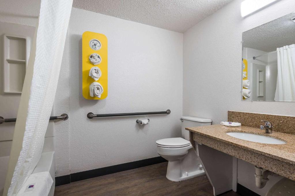 Motel 6-Bridgeview, IL - Queen Room - Disability Access