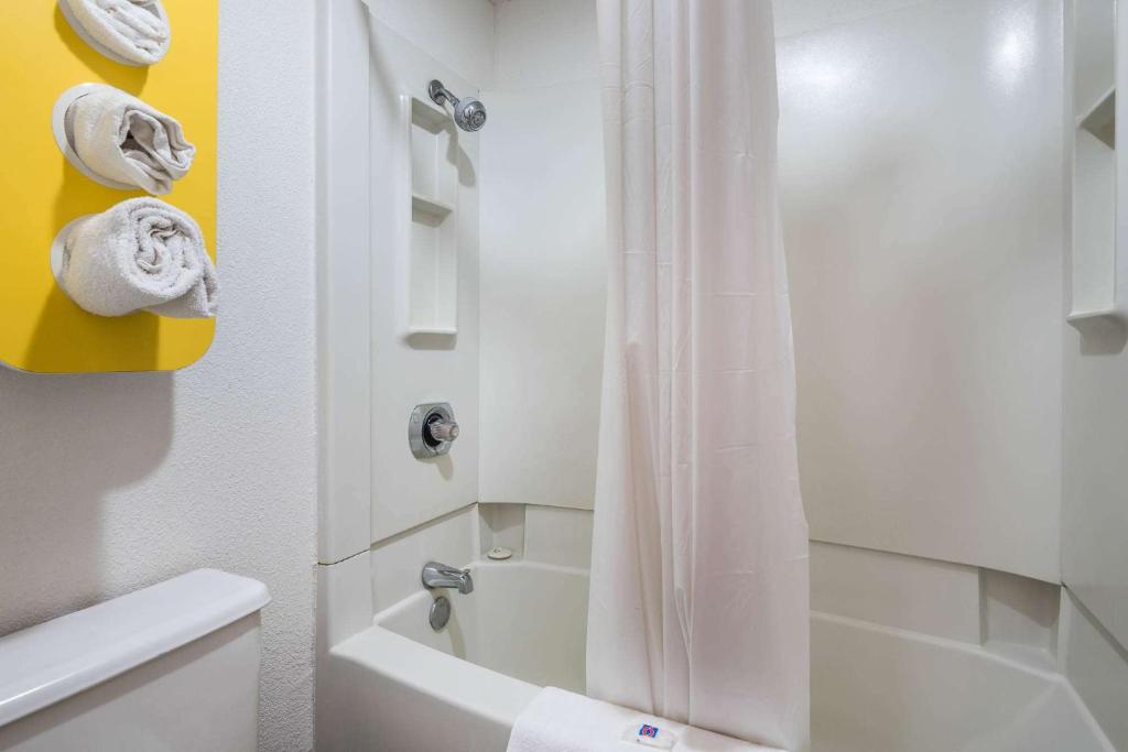 Motel 6-Bridgeview, IL - Queen Room - Non-Smoking