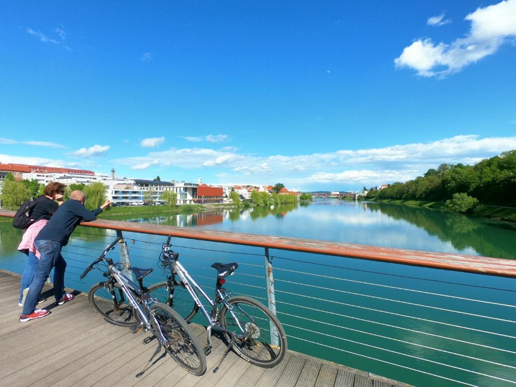 Výhled na řeku, která protéká v blízkosti hotelu