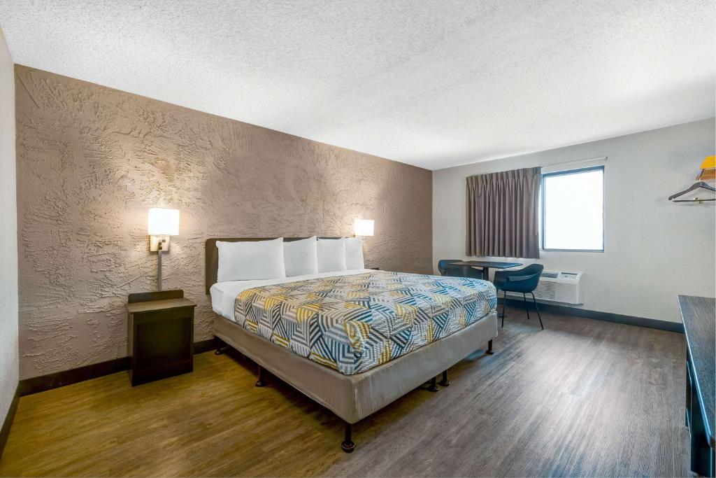 a hotel room with a bed and a desk at Motel 6-Elk Grove Village, IL - O'Hare in Elk Grove Village