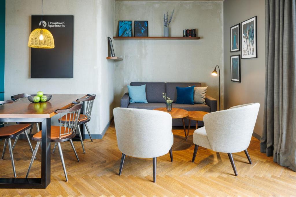 un salon avec une table, des chaises et un canapé dans l'établissement Downtown Apartments Mitte-Wedding, à Berlin