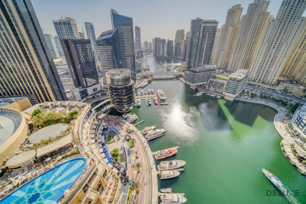 - Vistas al río de una ciudad con barcos en Decadent 2BR in The Address Residences Dubai Marina by Deluxe Holiday Homes, en Dubái