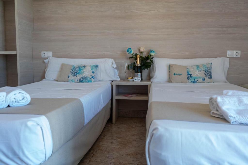 Coral beach house & food - Twin Room