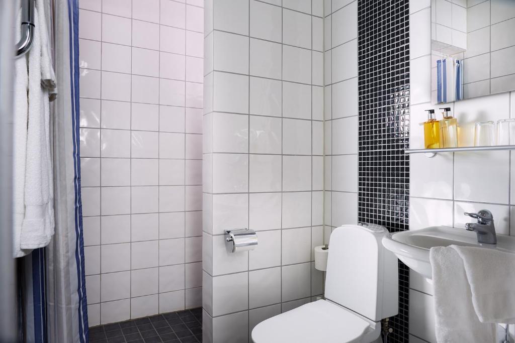 Koupelna v ubytování Kiviks Hotell