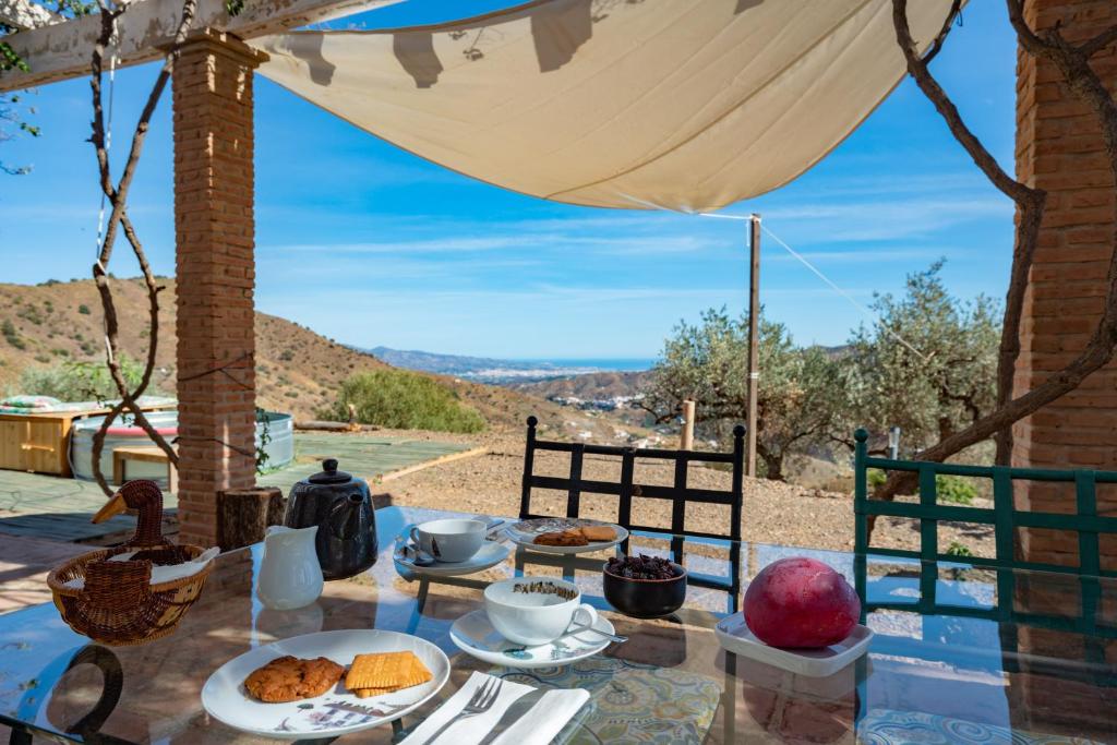 einen Tisch mit Essen drauf mit Aussicht in der Unterkunft Casa Nathium. in Borge