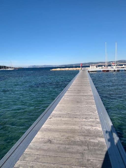 une jetée en bois au milieu de l'eau dans l'établissement Bateau à quai au Brusc, confort, coucher de soleil, calme, à Six-Fours-les-Plages