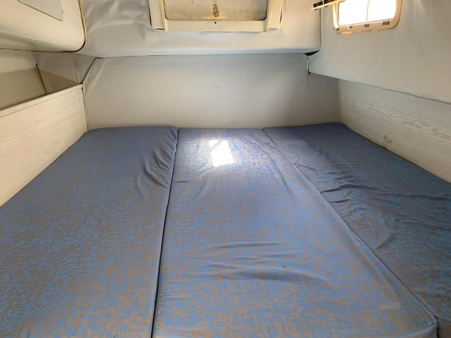 a small bed in the back of a trailer at Bateau à quai au Brusc, confort, coucher de soleil, calme in Six-Fours-les-Plages