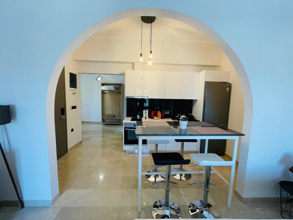 Kuchyň nebo kuchyňský kout v ubytování XENIOS SUITES