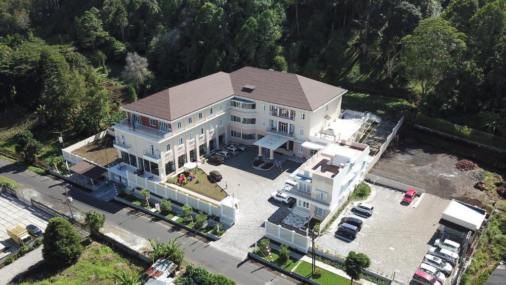 uma vista aérea de uma grande casa branca em Hotel Villa Emitta em Tomohon