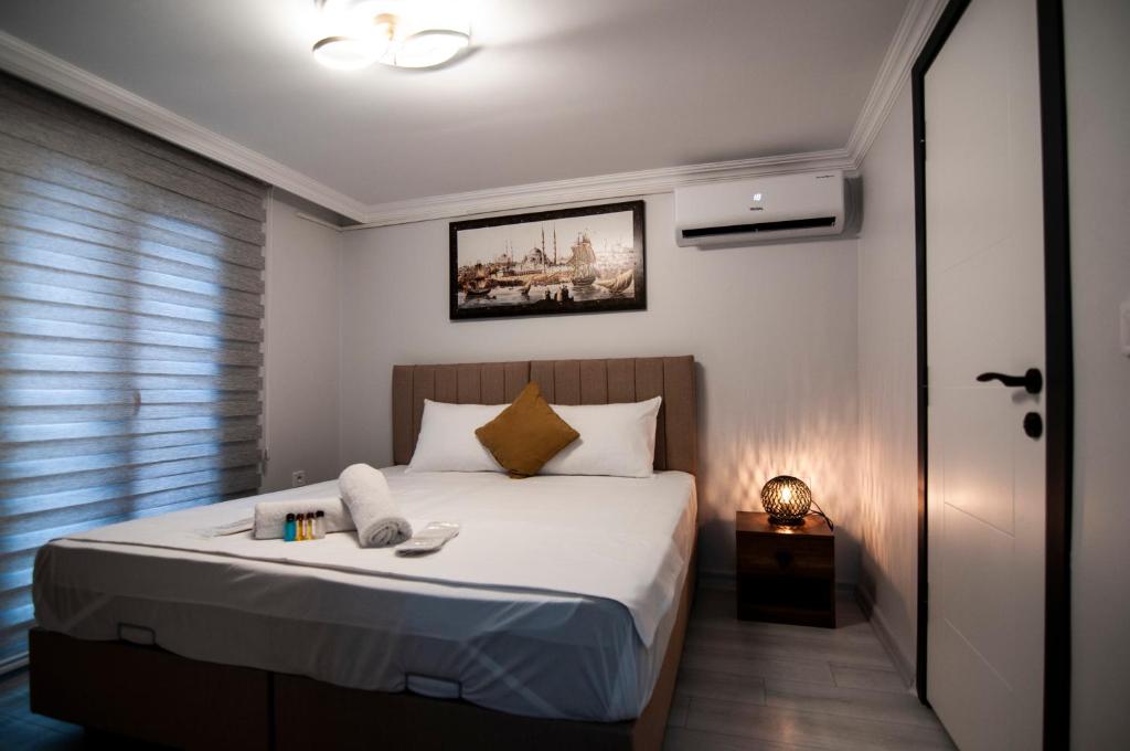une chambre avec un lit avec une table et une fenêtre dans l'établissement CK Boutique Hotel, à Istanbul
