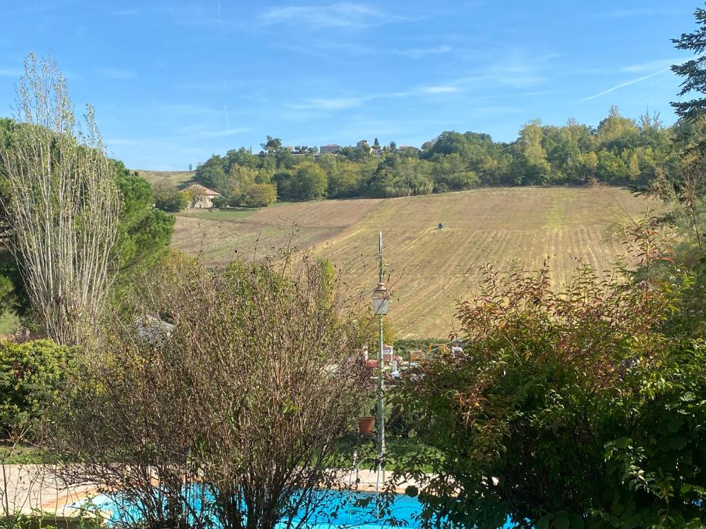 Bazén v ubytovaní La Caza du quercy alebo v jeho blízkosti