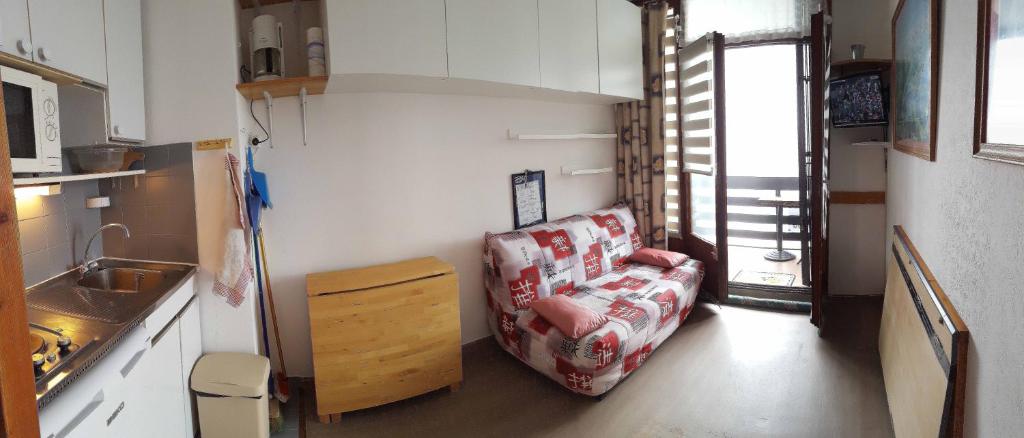 een woonkamer met een bank in een keuken bij Appartement au pied des pistes de st lary in Saint-Lary-Soulan