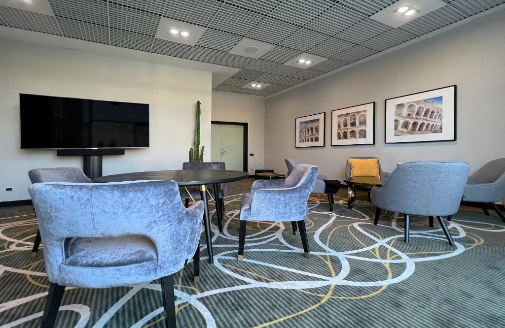 A television and/or entertainment centre at Leonardo Hotel Verona