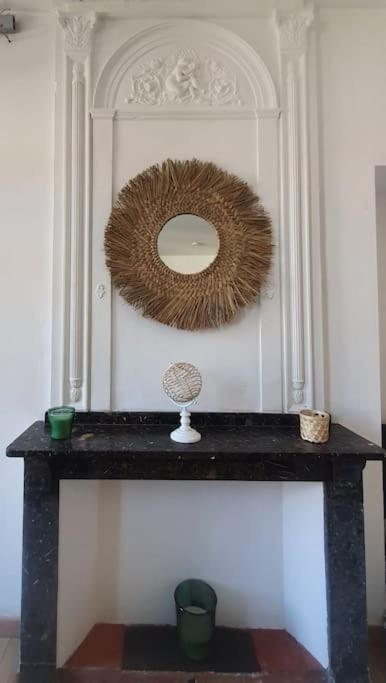 - un miroir au-dessus d'une table dans l'établissement -Garrigue- Face à la Cité médiévale studio terrasse classé 4☆, à Carcassonne