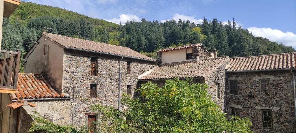 Nespecifikovaný výhled na hory nebo výhled na hory při pohledu z hostelu