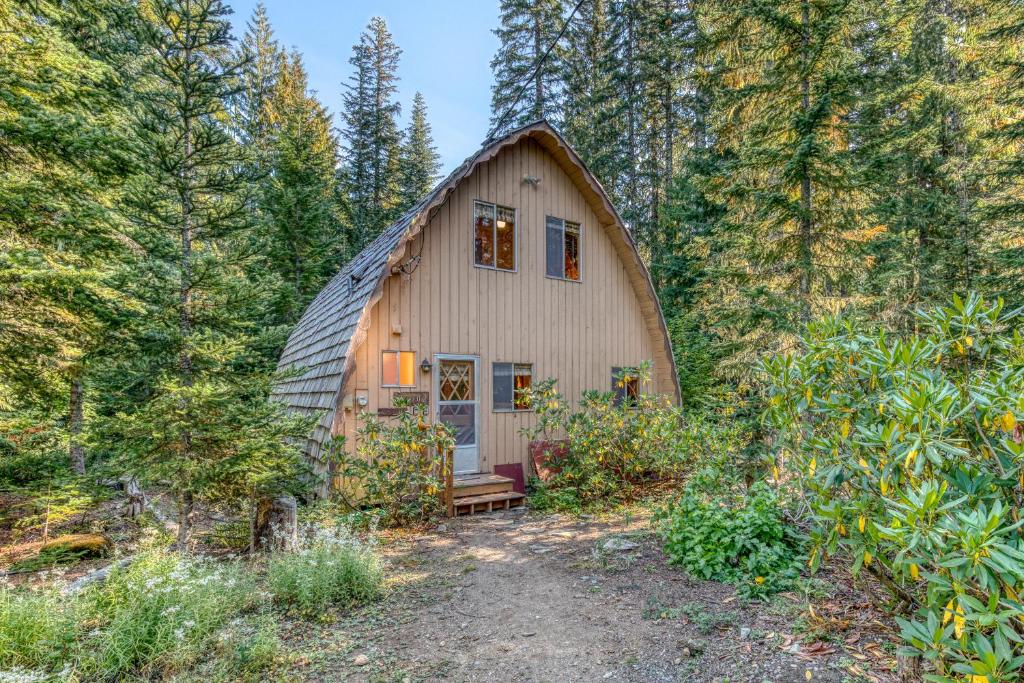 een schuur midden in een bos bij Still Creek Cabin in Government Camp