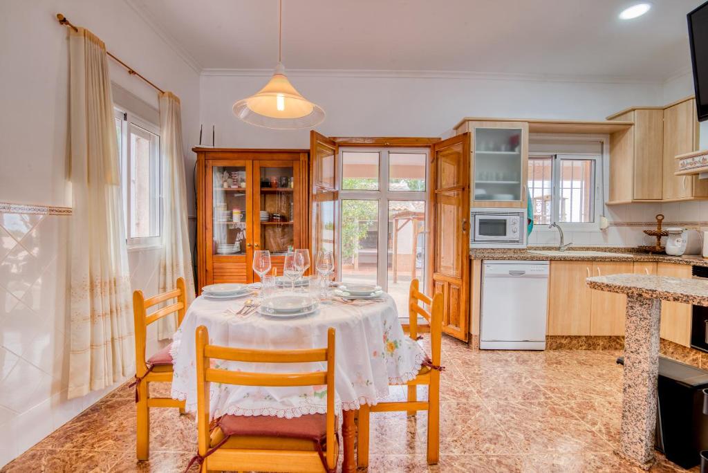 A kitchen or kitchenette at Chalet Villa Bonavista