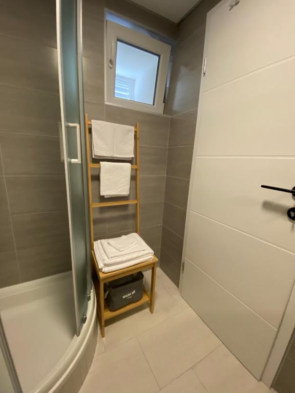 y baño pequeño con toallero y ducha. en Studio apartman Piccolo en Metković