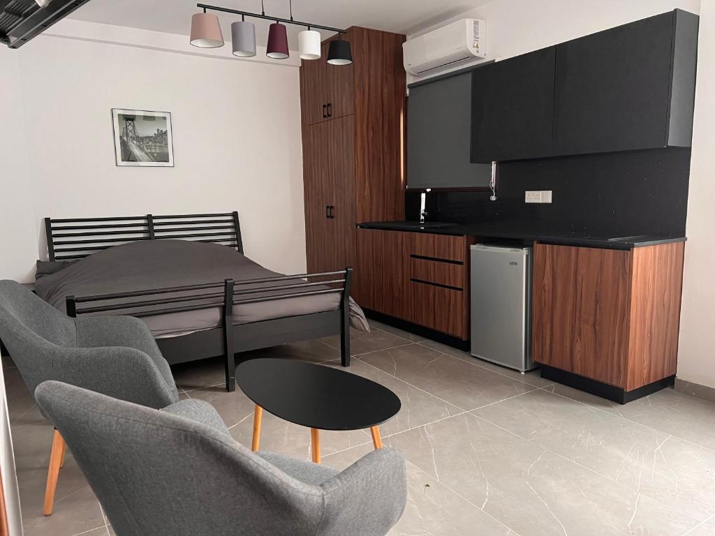 uma sala de estar com uma cama, uma mesa e cadeiras em Maria's Apartment 2 em Galata
