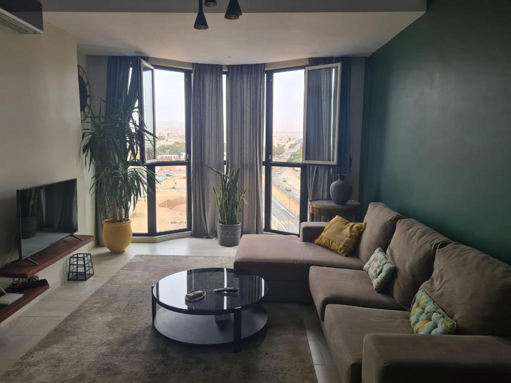 - un salon avec un canapé et une table dans l'établissement Dlalate, à Agadir