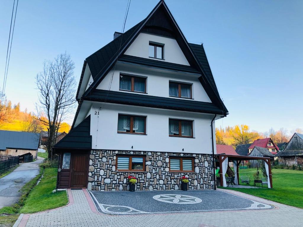 uma grande casa branca com um telhado preto em U Sobali em Groń