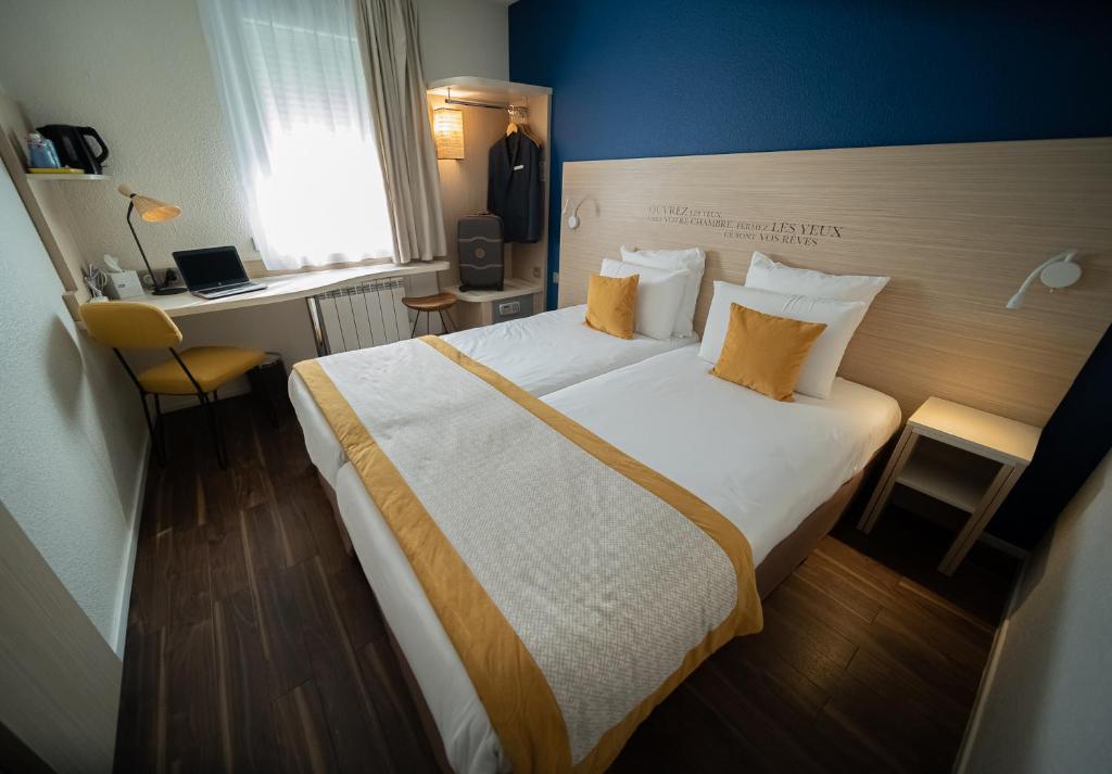 Postel nebo postele na pokoji v ubytování Kyriad Lyon Est - Bron Eurexpo Le Cottage