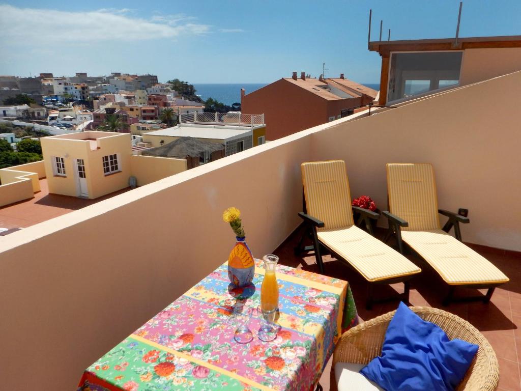 Una mesa y sillas en un balcón con vista. en Penthouse Alcalá 1, en Alcalá