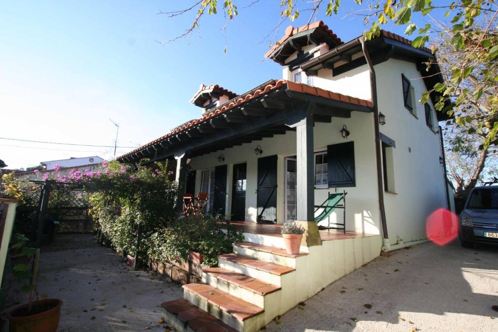 Une petite maison blanche avec des escaliers en face de celle-ci dans l'établissement La Casa de Gene, à Ruilobuca