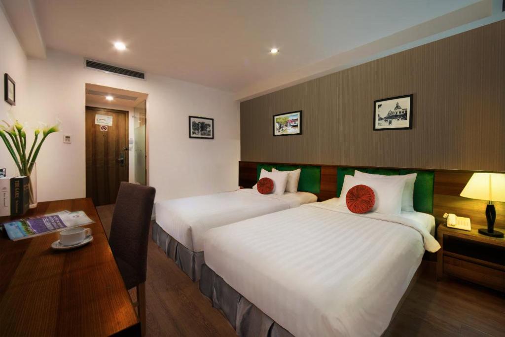 Postel nebo postele na pokoji v ubytování Aviary Hanoi Hotel & Travel