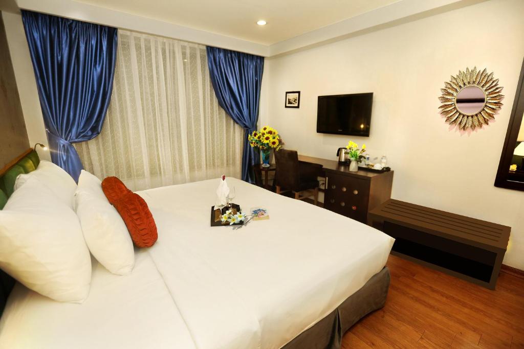Postel nebo postele na pokoji v ubytování Aviary Hanoi Hotel & Travel