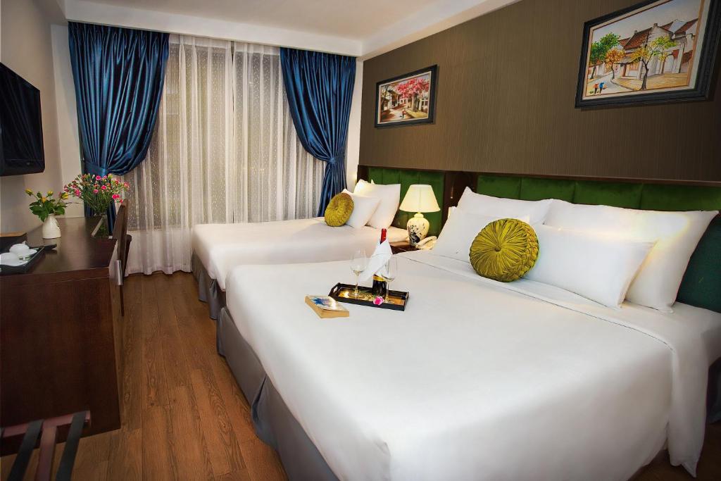 Postel nebo postele na pokoji v ubytování Aviary Hanoi Hotel & Travel